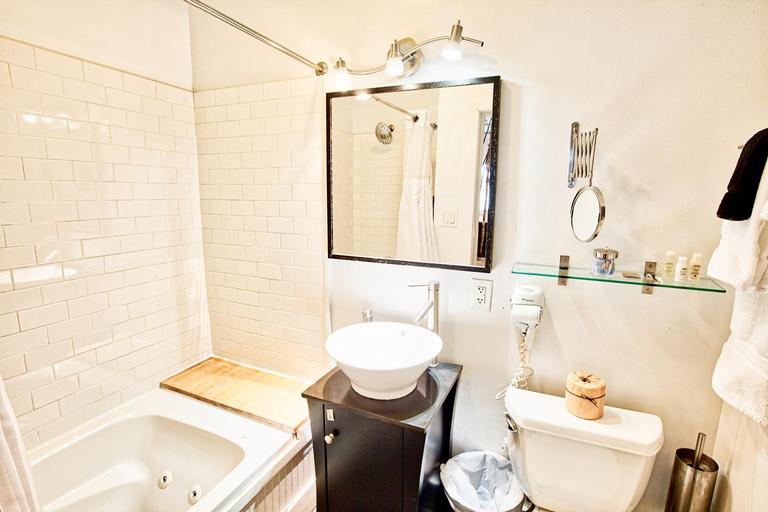 Bathroom 2, The Haus on Mirror Lake, Essex