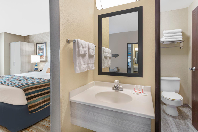 Bathroom 3, SilverStone Inn and Suites, Spokane