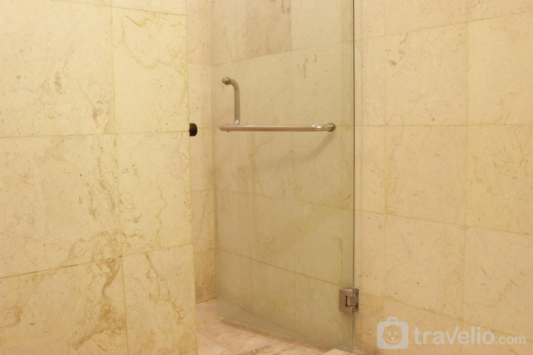 Bathroom 3, Gorgeous 2BR Braga City Walk Apartment By Travelio, Bandung
