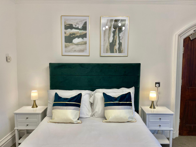 Bedroom 4, Milverton Hotel by BEVOLVE - Free Parking, Manchester