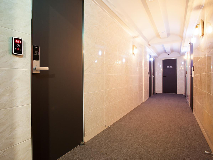 Others 3, Hotel Bene, Jung