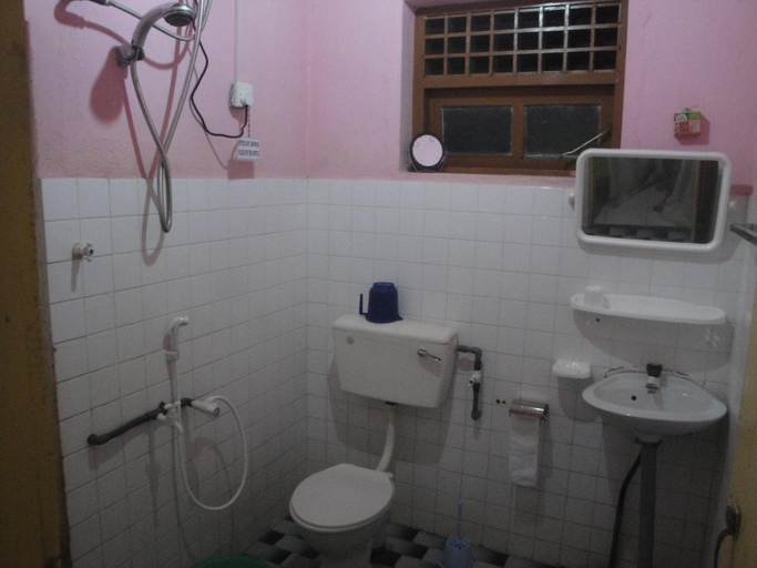 Bathroom 2, Sinharaja Rest, Kotapola