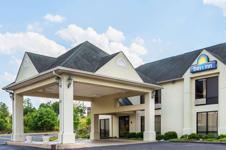 Exterior & Views 2, Days Inn by Wyndham Sanford, Lee