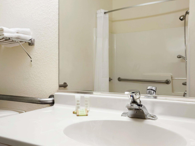 Bathroom 4, Super 8 by Wyndham Aurora/Naperville Area, Dupage