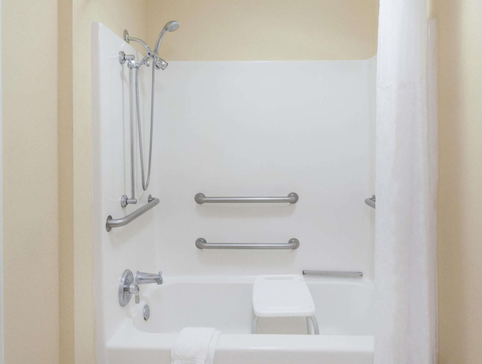 Bathroom 4, Howard Johnson by Wyndham Jackson, Madison