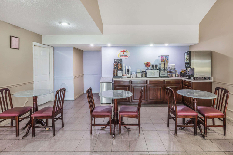 Food & Drinks, Super 8 By Wyndham Clinton, Anderson