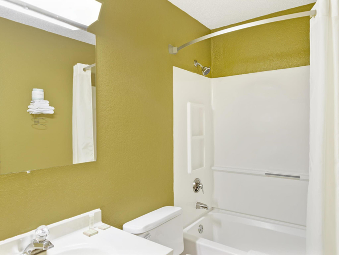 Bathroom 4, Super 8 by Wyndham Mentor/Cleveland Area, Lake