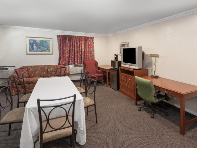 Bedroom 3, Super 8 By Wyndham Merrillville/Gary Area, Lake