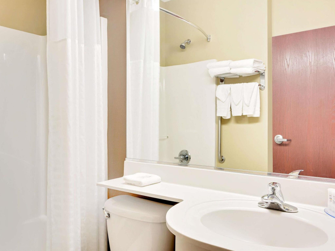 Bathroom 2, Microtel by Wyndham Perry National Fairground Area I-75, Houston