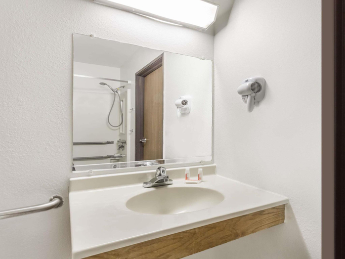 Bathroom 4, Super 8 By Wyndham Chester/Richmond Area, Chesterfield