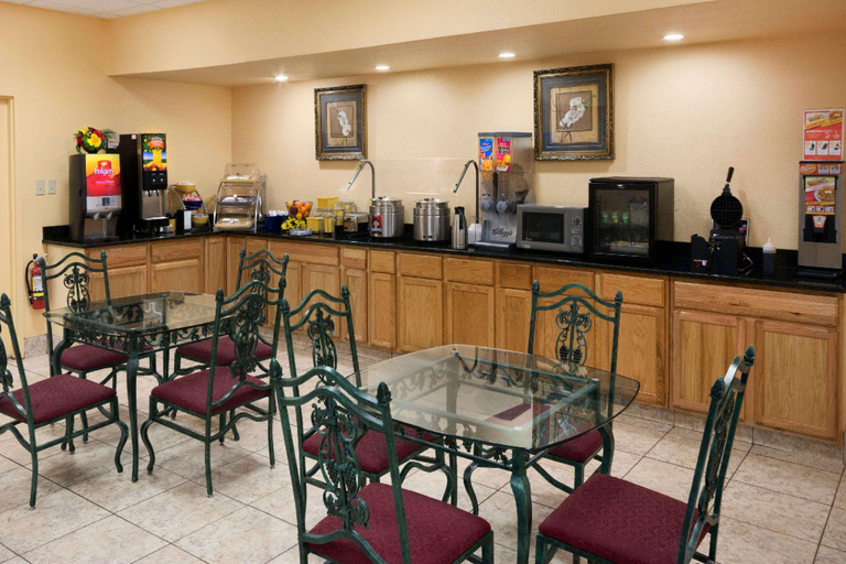 Food & Drinks 5, Days Inn by Wyndham Shelby, Cleveland