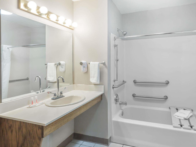 Bathroom 4, Super 8 By Wyndham Clinton Tn, Anderson