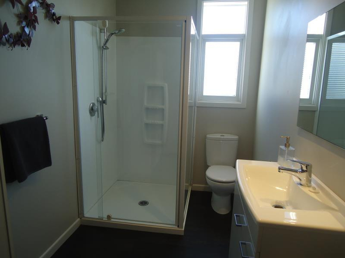 Bathroom 5, Tripinn Boutique Motels & Affordable Accommodation, Buller