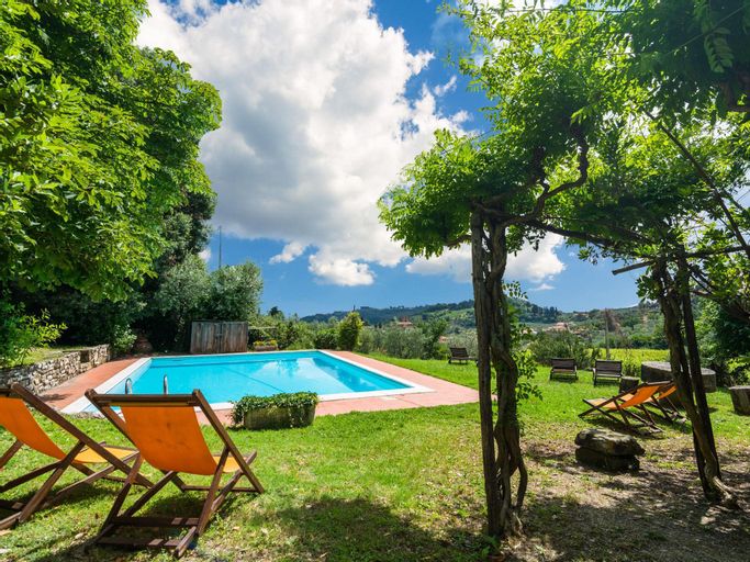 Pretty Farmhouse in Bacchereto with Swimming Pool, Prato