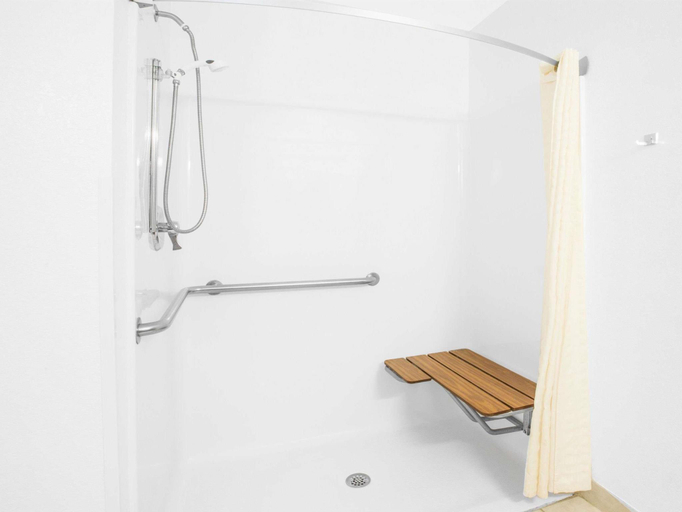 Bathroom 4, Quality Inn & Suites Howe - Sturgis, LaGrange