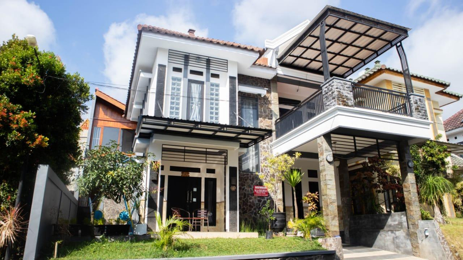 Villa Edelweis 6 with Private Pool by RTL, Malang