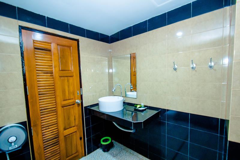 Bathroom, Maladee Hotel, Muang Uttaradit