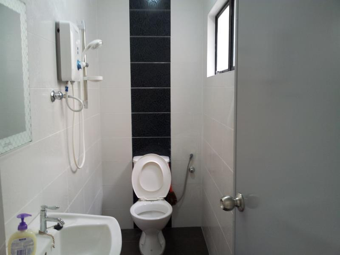 Bathroom 2, Sunshine Jonker Guesthouse, Malacca City