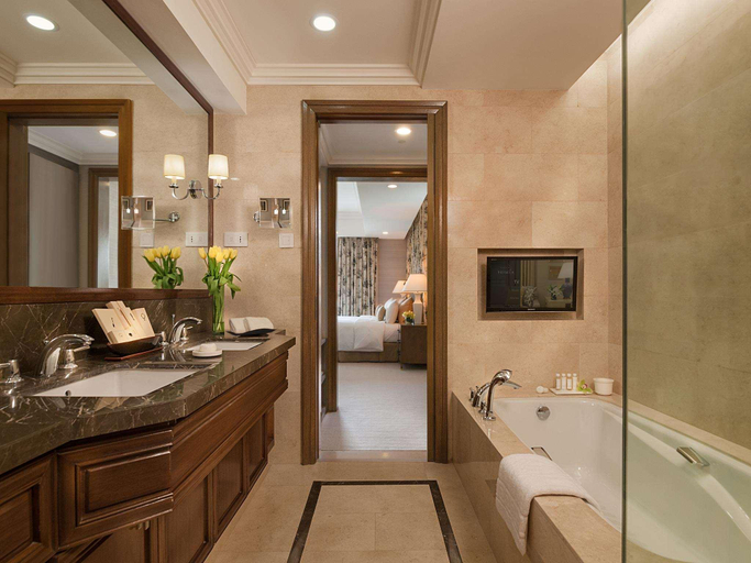 Bathroom 5, Discovery Primea, Makati City