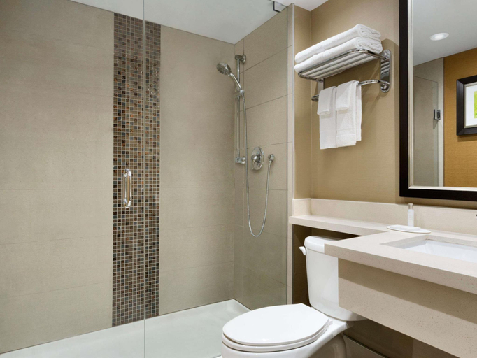 Bathroom 2, Travelodge by Wyndham Toronto East, Toronto