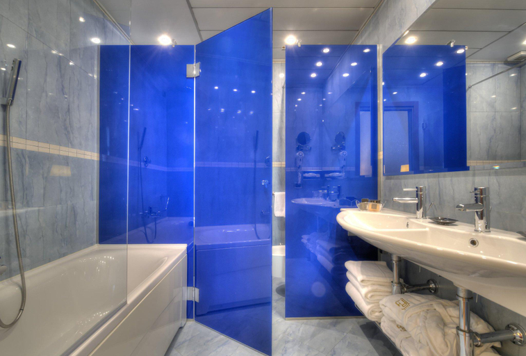 Bathroom 4, Central Park Hotel, Modena