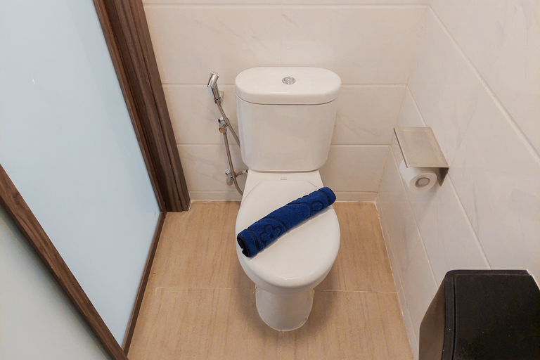 Bathroom 5, Cozy Living Studio Sky House BSD Apartment By Travelio, South Tangerang