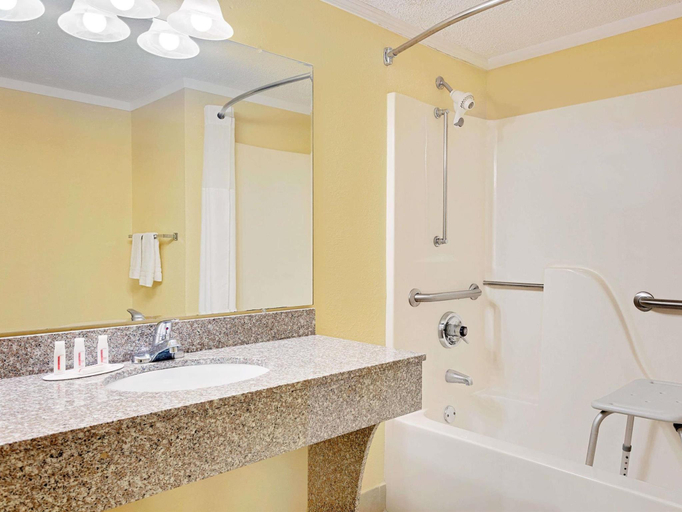 Bathroom, Super 8 by Wyndham Cartersville, Bartow
