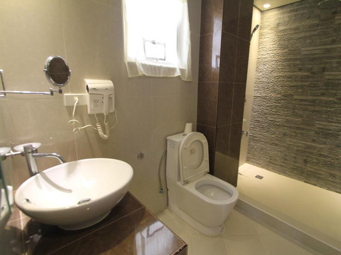 Bathroom, Catanduanes Midtown Inn, Virac