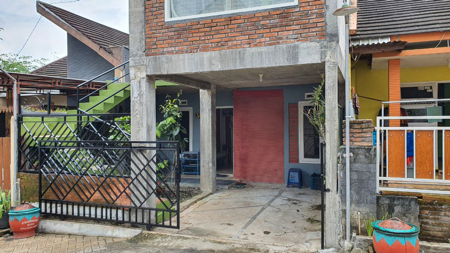 Exterior & Views 1, Villa Bambuasri Syariah, Malang