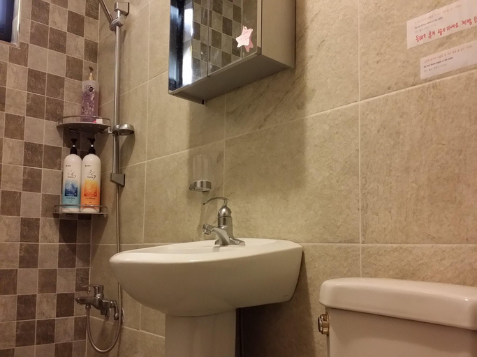 Bathroom 4, Episode Guesthouse, Tongyeong