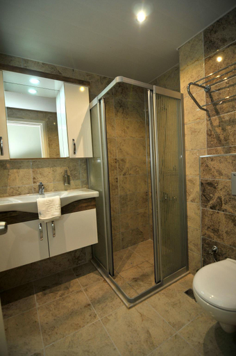 Bathroom 5, cleopatra king apart hotel, Alanya