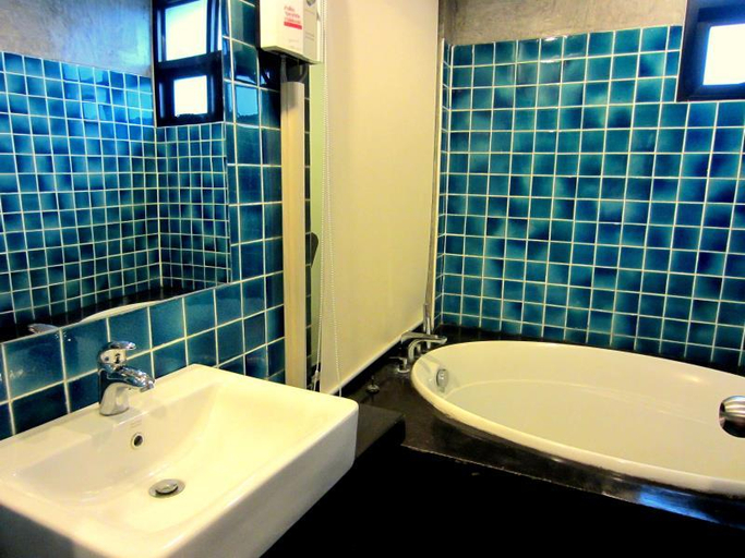 Bathroom 5, De Aerng Boutique Hotel, K. Doi Lo