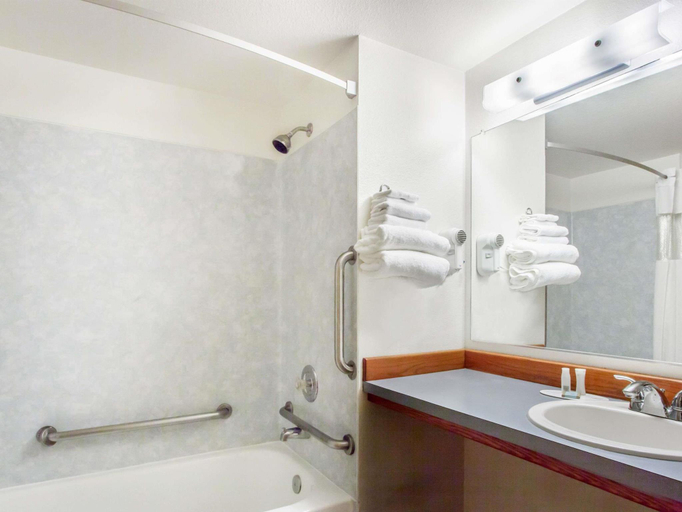 Bathroom 3, Econo Lodge Edmonds North Seattle, Snohomish