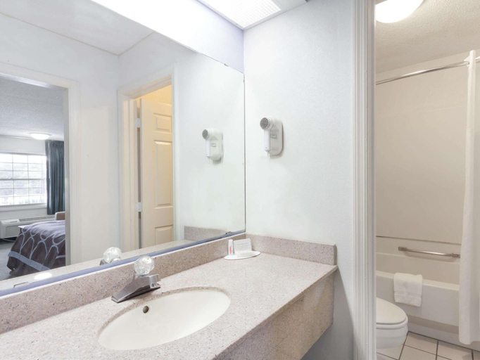 Bathroom 4, Super 8 by Wyndham Kingston, Roane