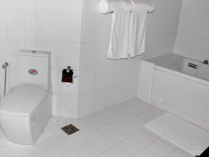 Bathroom 4, Naaval Hotel, Manmunai North