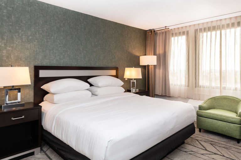 Bedroom 3, DoubleTree by Hilton Newark Penn Station, Newark
