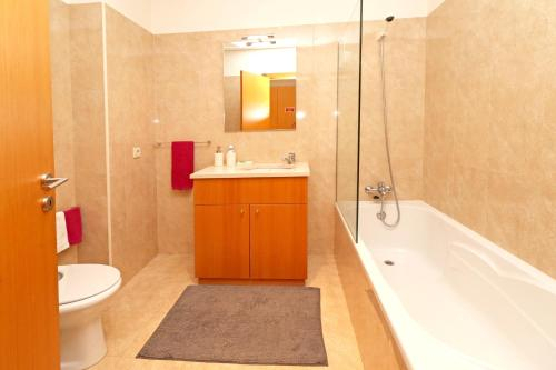 Bathroom 4, Studio with lake view shared pool and enclosed garden at Esposende 5 km away from the beach, Esposende