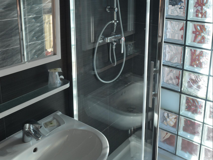 Bathroom 4, Logis Hotel Panoramique César, Vaucluse