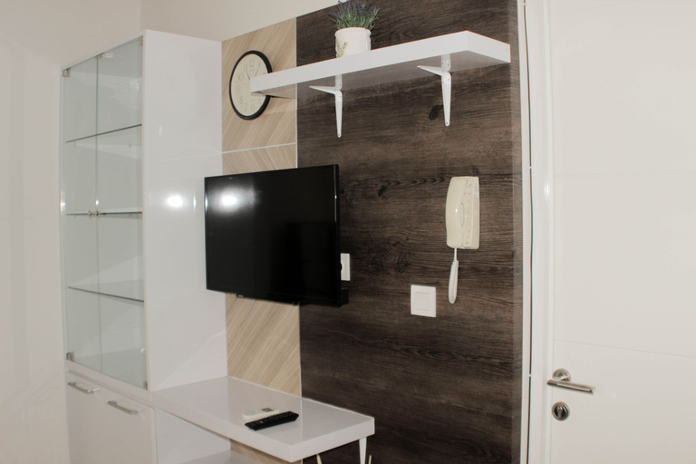 Bathroom 4, Comfy and Spacious 2BR at Springlake Summarecon Apartment Bekasi By Travelio, Bekasi
