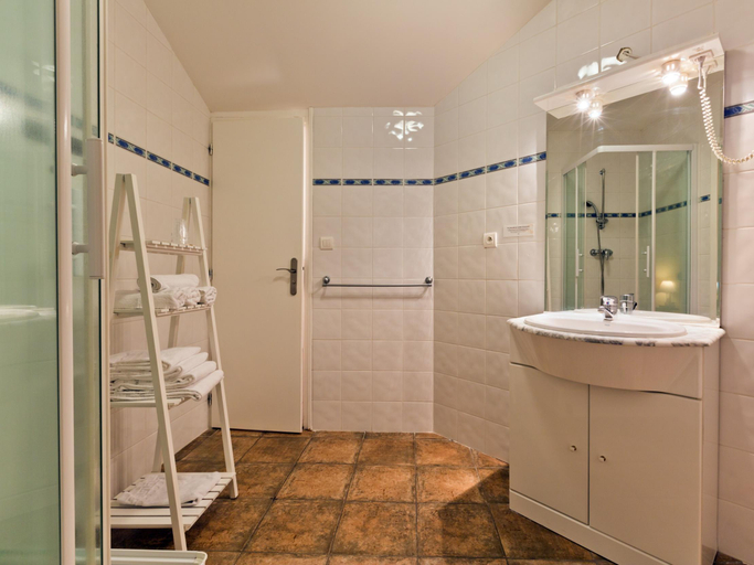 Bathroom 4, Logis Hotel Restaurant Volcan Sancy, Puy-de-Dôme