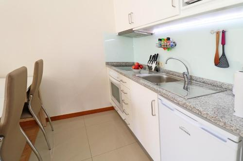 Kitchen 1, Studio with lake view shared pool and enclosed garden at Esposende 5 km away from the beach, Esposende