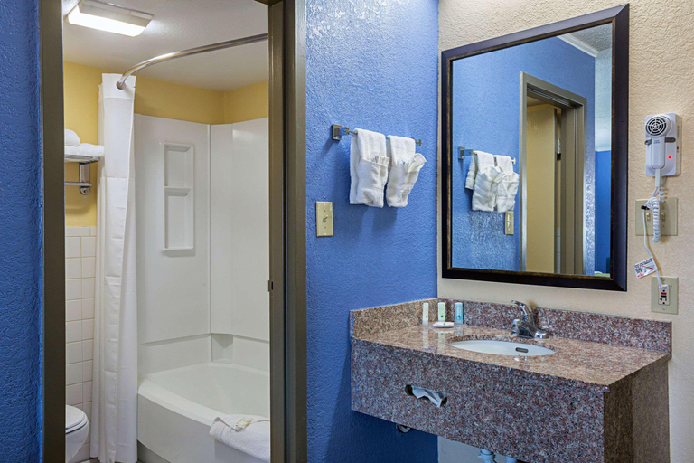 Bathroom 4, Quality Inn & Suites Six Flags Area, Fulton