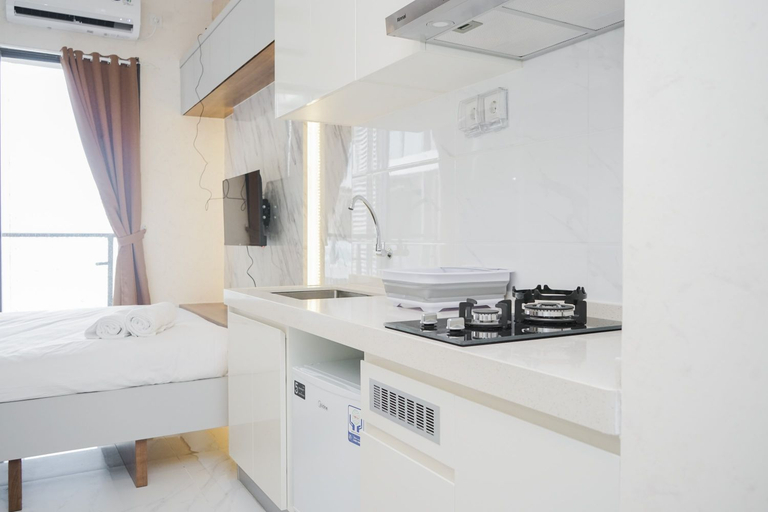 Others 4, Cozy and Minimalist Studio Room at Sky House BSD Apartment By Travelio, Tangerang Selatan