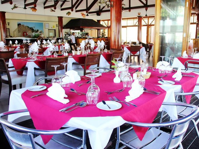 Food & Drinks 5, Pirogue Lodge