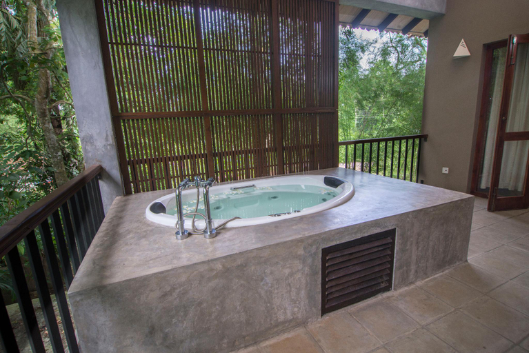 Bathroom 5, Roman Lake Ayurveda Boutique Resort, Balapitiya