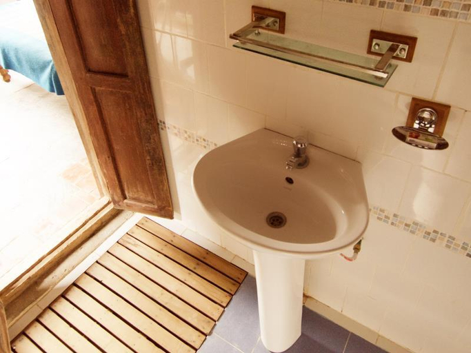 Bathroom 4, The Old Inn, Gandaki