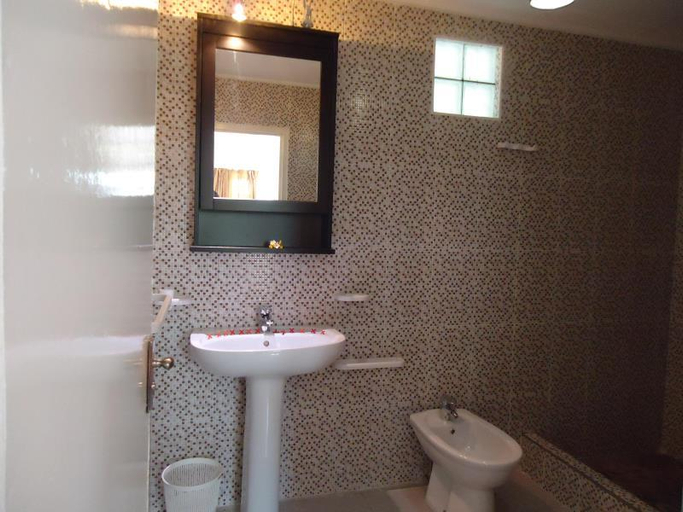 Bathroom 2, Chez Michelin Pension Residence Guest House