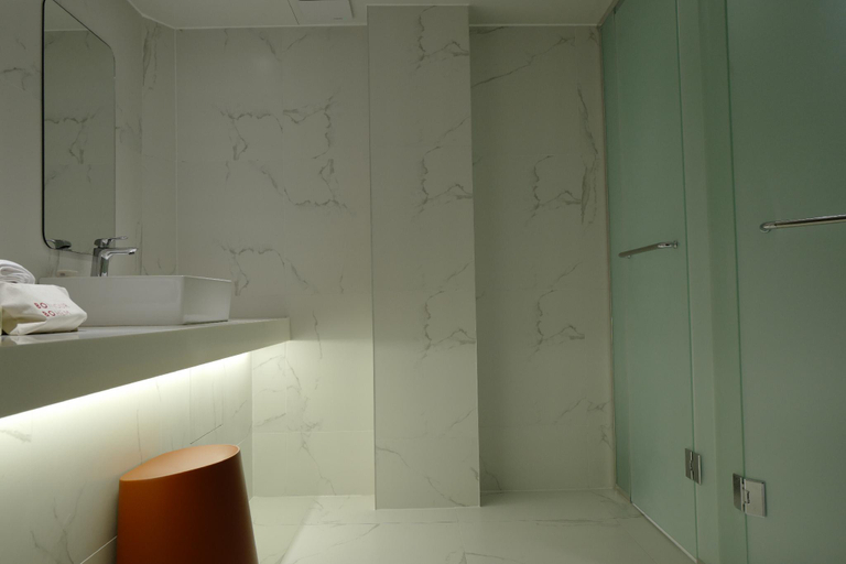 Bathroom 4, Bobo Hotel, Mapo