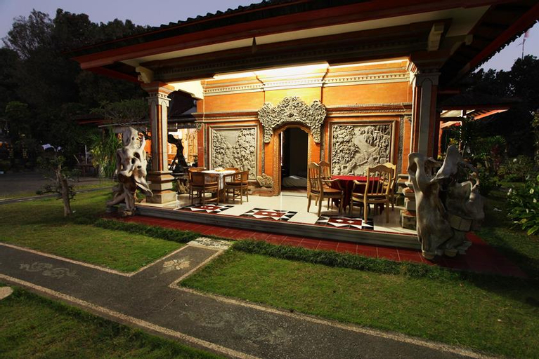 Exterior & Views