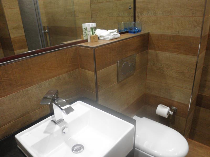 Bathroom 2, Aquarine Tide Hotel, Gaborone